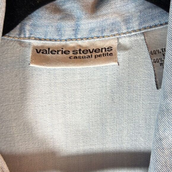 Valerie Steven’s 3/4 Sleeve Button Up Blue Jean Shirt. Light Wash. Size PM - Picture 5 of 11